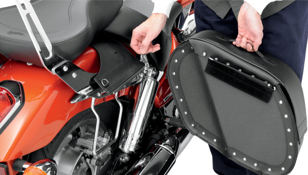 Cruis'n™ Saddlebags - Shock Cut-Out